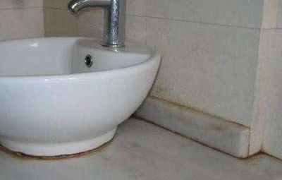 為什么有錢人衛(wèi)生間不用玻璃膠他們都用這種材料裝修,聰明極了